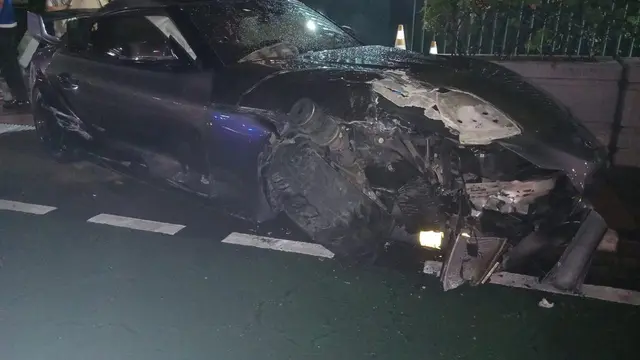 Mobil Sport Toyota Supra Tabrak Tiang hingga Roboh dan Timpa Pemotor di Jalan MH Thamrin Jakpus