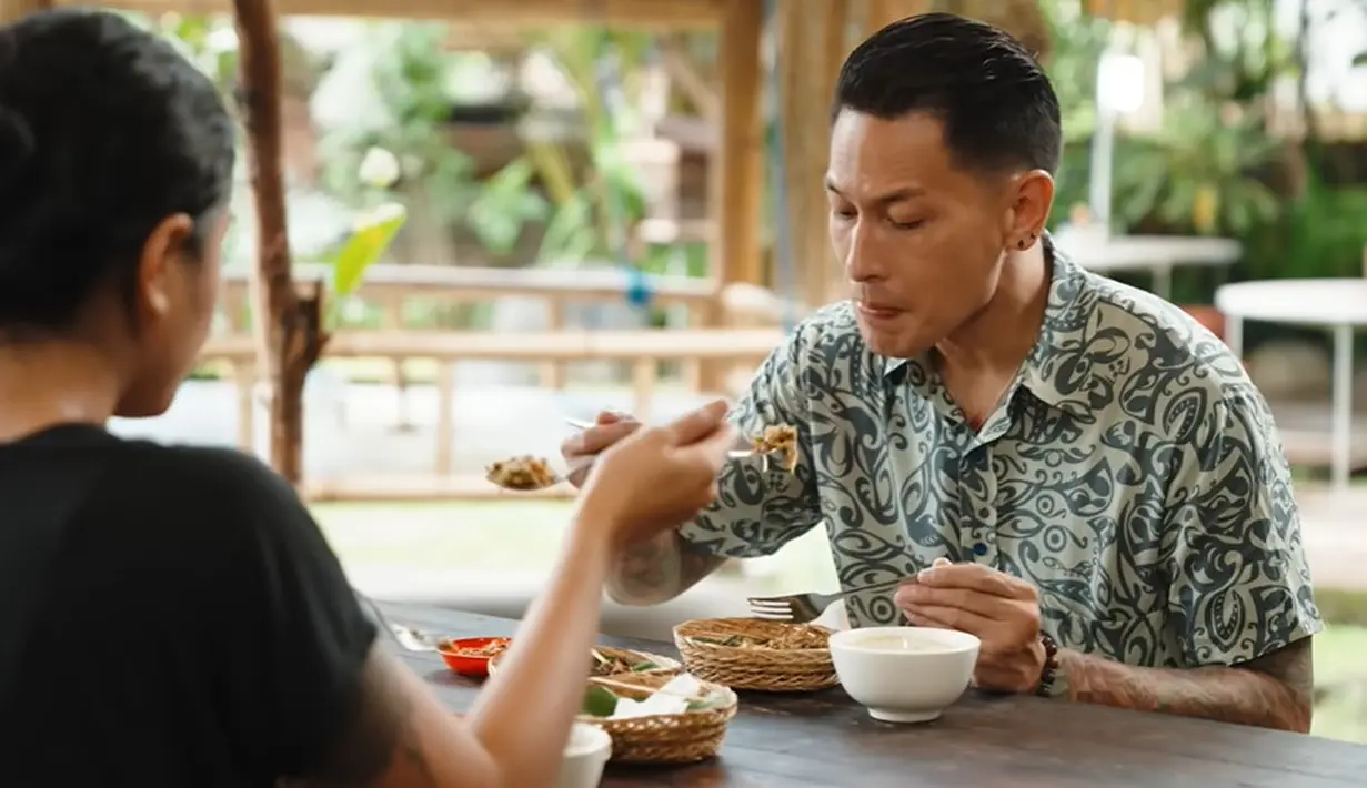 Chef Renatta dan Chef Juna seirus membahas tiap komponen masakannya.