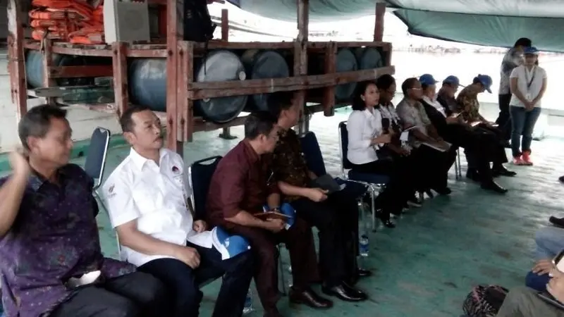 Menteri BUMN Rini Seomarno mengumpulkan seluruh pejabat Eselon I Kementerian BUMN‎ di atas kapal nelayan di Pelabuhan Sunda Kelapa, Jakarta Utara.