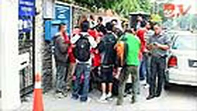 Nonton di Rumah Setelah Tak Kebagian Tiket