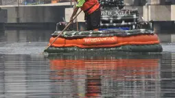 Perahu yang terbuat dari botol plastik bekas tersebut diberi nama Cinta Lingkungan (Cilung) Hantu Kali. (merdeka.com/Imam Buhori)