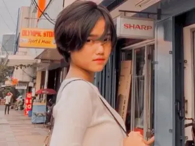 Seperti kebanyakan remaja, Fuji juga menjadikan artis-artis Korea sebagai trendsenter-nya. Fuji sempat mengikuti tren rambut cepak ala artis Korea. Parasnya yang cantik ini disebut mirip dengan Nike Ardila.(Liputan6.com/IG/@fuji_an)