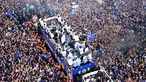 Pemain Inter Milan melakukan pawai juara Liga Italia dengan berkeliling kota Milan, Minggu (28/4/2024). Ini gelar juara ke-20. (AFP/Piero Cruciatti)