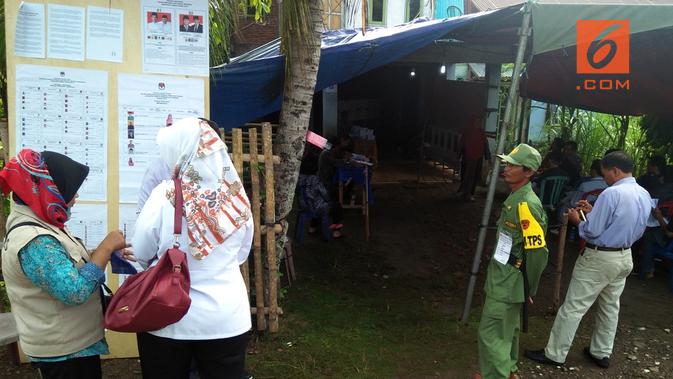 Panitia Pemungutan Suara Ulang melampirkan Surat Izin Kerja saat Pencoblosan Ulang digelar di Kota Bengkulu (Liputan6.com/Yuliardi Hardjo)