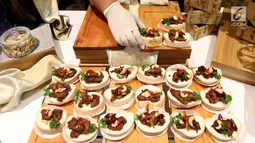 Seorang chef menata makanan dalam festival kuliner "Flavors of The World" di Plaza Indonesia, Jakarta, Jumat (3/11). Festival kuliner internasional ini menampilkan menu dari belahan dunia yang berlangsung selama November 2017. (Liputan6.com/Johan Tallo)