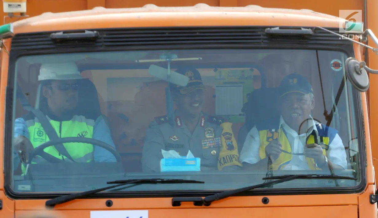 Menteri PUPR Basuki Hadimuljono (kanan) dan Kapolda Jateng Irjen Pol Condro Kirono (tengah) menaiki truk saat melintasi Jembatan Kali Kuto di Batang, Jateng, Rabu (13/6). Jembatan berada di ruas tol fungsional Batang-Semarang. (Liputan6.com/Arya Manggala)