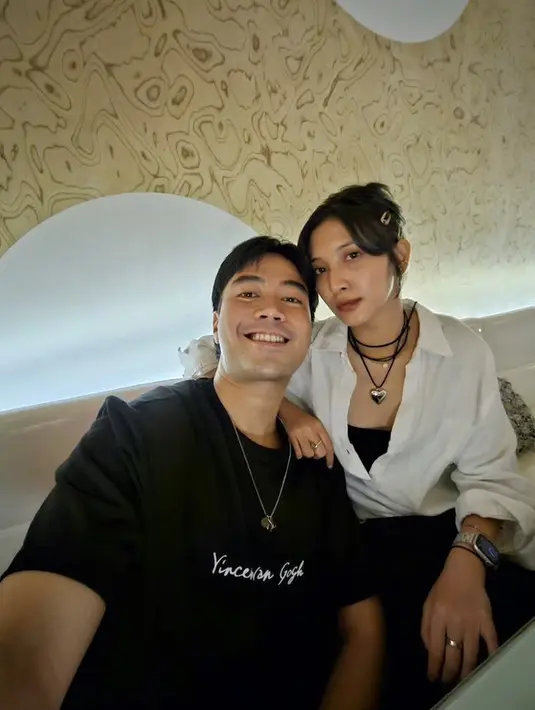 Kedua pasangan ini juga tampil yin & yang, Vidi dengan kaos hitamnya. Sheila dengan kemeja putihnya. [@vidialdiano]