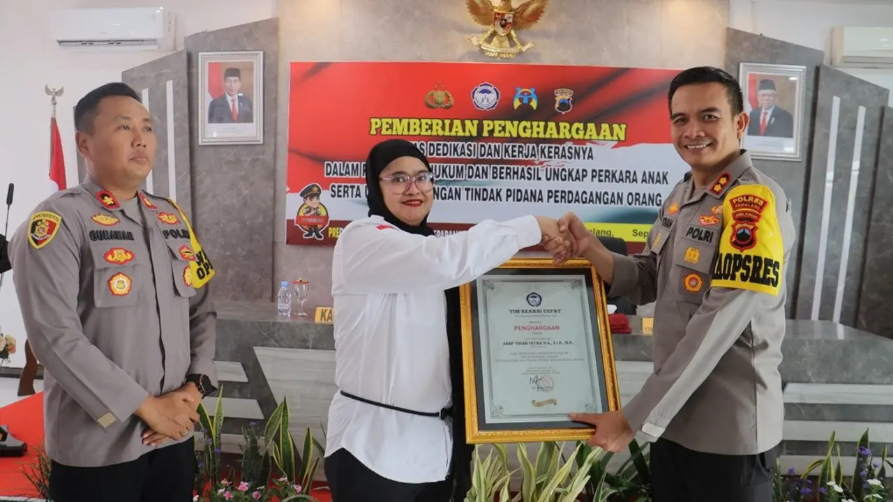TRC PPA menganugerahkan penghargaan kepada Polres Pemalang usai membongkar kasus TPPO dengan jumlah korban ratusan orang. (Foto: Liputan6.com/Humas Polres Pemalang)