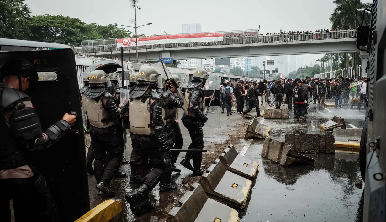 Unjuk rasa yang dilakukan di depan gedung Dewan Perwakilan Rakyat (DPR), Jakarta, Senin (25/8/2025), berlangsung ricuh. (YASUYOSHI CHIBA/AFP)