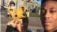 Penyerang Manchester United, Anthony Martial, berlibur ke Disneyland Paris, Kamis (28/1/2016), bersama istrinya, Samantha. (the Sport Review)
