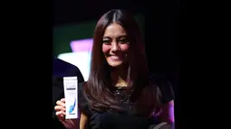 Agnes Monica mengatakan bahwa banyak orang bermasalah dengan ketombe. Ia mempercayakan Clear Shampoo dengan formula baru sebagai solusi untuk mengatasi masalah rambut, Empirica, SCBD, Jakarta Pusat, Kamis (13/11/2014)(Liputan6.com/Gilar Dhani) 