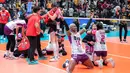 Selebrasi para pemain Jakarta BIN, Kenia Carcaces dkk setelah Megawati Hangestri mencetak poin kemenangan atas Jakarta Electric PLN pada laga grand final PLN Mobile Proliga 2024 di Indonesia Arena, Senayan, Jakarta, Sabtu (20/7/2024) malam WIB. Jakarta BIN menjadi juara setelah menang 3-2 (25-21, 25-20, 22-25, 21-25 dan 17-15) atas Jakarta Electric PLN. (Bola.com/Bagaskara Lazuardi)