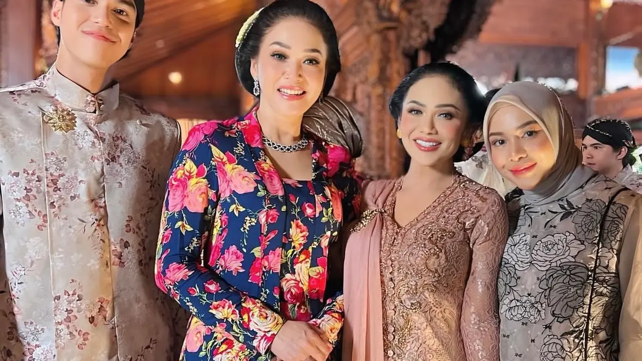 Tampilan Krisdayanti dan Aurel Hermansyah