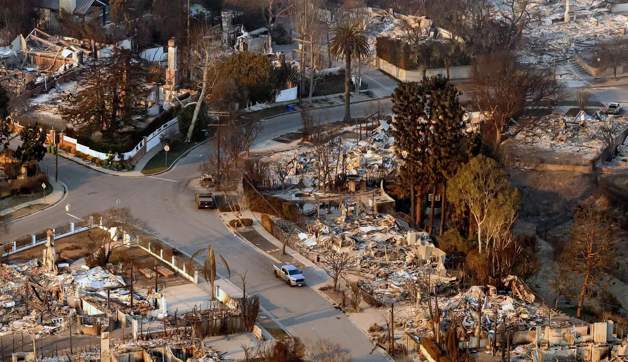 <p>Kepala Pemadam Kebakaran Kota, Kristin Crowley mengatakan kebakaran hutan yang menghanguskan lahan seluas 6.900 hektar di Pacific Palisades menjadi salah satu bencana alam yang paling merusak dalam sejarah Los Angeles. (JOSH EDELSON/AFP)</p>
