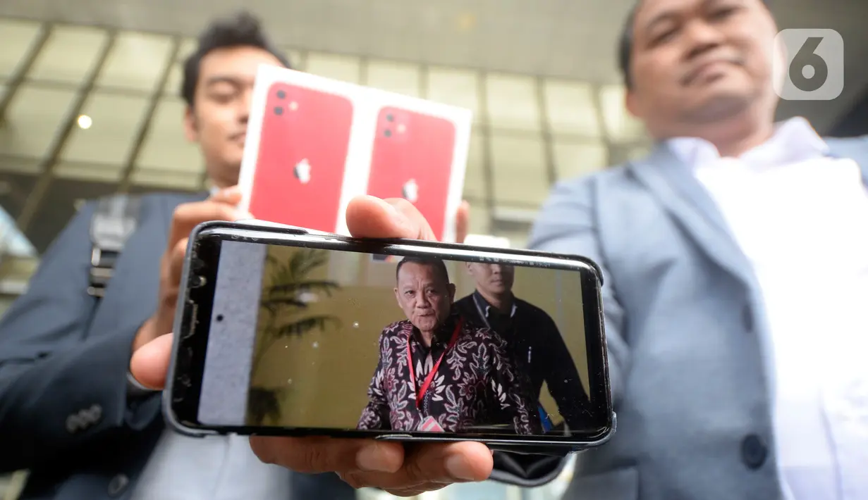 LSM MAKI menunjukkan iPhone 11 sebagai hadiah bagi yang memberikan informasi keberadaan Harun Masiku dan Nurhadi di Gedung KPK, Jakarta, Jumat (21/2/2020). Harun Masiku terkait dugaan suap penetapan anggota DPR Terpilih 2019-2024 dan Nurhadi kasus gratifikasi Rp 46 miliar. (merdeka.com/Dwi Narwoko)
