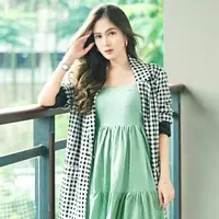 Tampil dengan simple dress basic, Shanice Margaretha pun memilih untuk menambahkan kemeja motif. Bahkan, dipenampilannya ini ia juga menambahkan detail dengan melipat bagian lengan serta menggunakan jam tangan simple. (Liputan6.com/IG/@margarethalie)