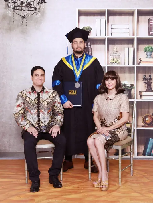 Pada 2018 silam, Nigel baru saja menyelesaikan pendidikannya. Meriam Bellina dan Abel terlihat tampil kompak dengan busana yang serasi. (Foto: instagram.com/nigelphilo)