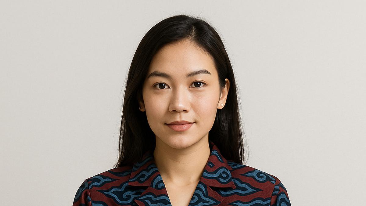 7 Model Baju Batik Mega Mendung Wanita untuk Kerja Kantoran, Makin Stylish