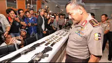 Personel BKO Korps Brimob Kelapa Dua yang tergabung dalam tim Satuan Tugas (Satgas) Camar Maleo II 2015, menyita barang bukti usai baku tembak dengan kelompok sipil bersenjata pimpinan Santoso di Pegunungan Desa Gayatri, Kecamatan Poso Pesisir Utara.