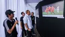 <p>Penasihat Semen Padang, Andre Rosiade melihat foto selebrasi Egy Maulana Vikri setelah mencetak gol ke gawang Vietnam dalam laga putaran kedua Kualifikasi Piala Dunia 2026 karya pewarta Bola.com, Bagaskara Lazuardi dalam pameran foto Media Cup 2025 bertema "Timnas Indonesia dari Masa ke Masa" di Cibis, Cilandak, Jakarta Selatan, Selasa (28/10/2025). (Bola.com/Bagaskara Lazuardi)</p>