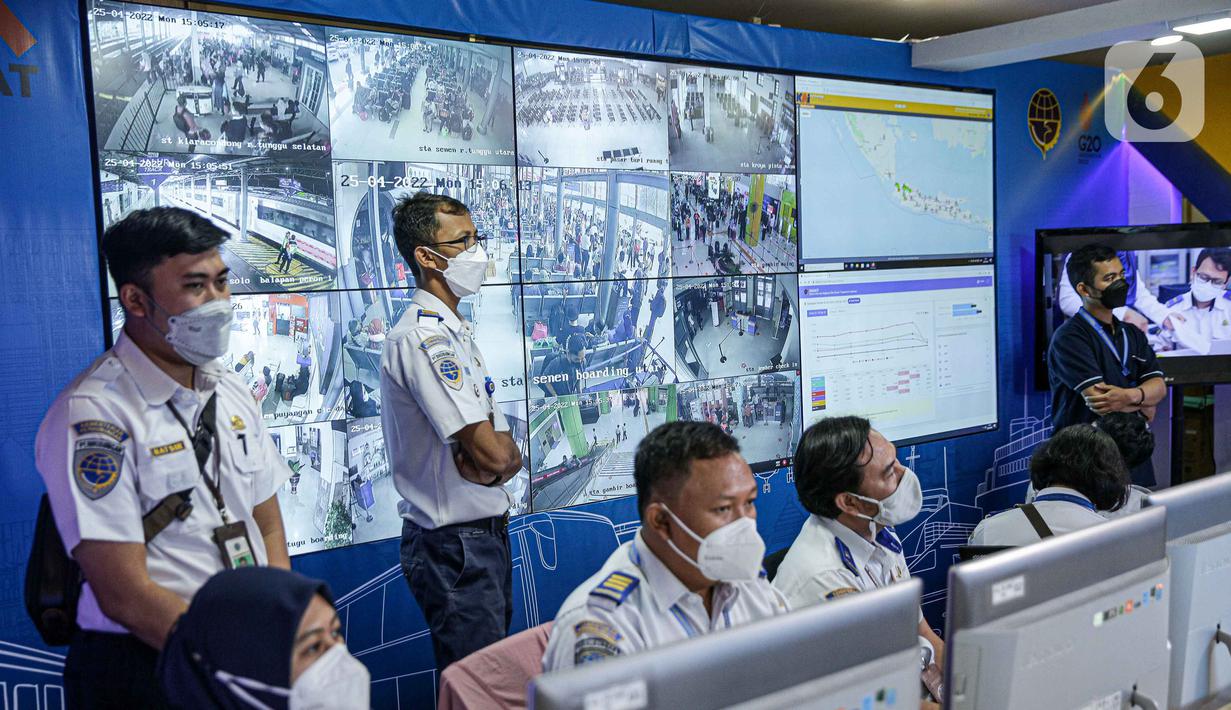 <p>Petugas memperhatikan cctv jalur mudik melalui layar command centre sebagai pusat informasi mudik 2022 di Gedung Kemenhub, Jakarta, Senin (25/5/2022). Command centre ini bisa berkoordinasi dengan cepat tanggap terkait dengan situasi yang ada dan masyarakat nantinya akan mendapatkan kemudahan dalam mengakses informasi. (Liputan6.com/Faizal Fanani)</p>