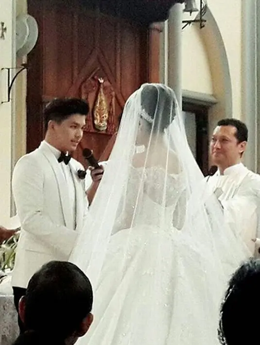 Glenn Alinskie mengucap janji suci pernikahan sehidup semati. Mempelai pria yang satu ini terlihat sangat serius dan mantap untuk menjadikan Chelsea Olivia teman hidup untuk selamanya. (via instagram/@febi_ramadhani)