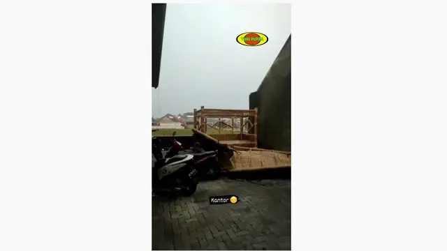 Diterjang Puting Beliung, Ini 6 Potret Kondisi Kantor Denny Caknan yang Porak-Poranda