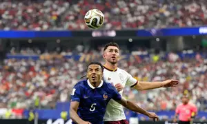 Pemain Prancis Jules Kounde (kiri) berebut bola dengan pemain Spanyol Aymeric Laporte dalam laga semifinal Piala Dunia 2026 antara Prancis vs Spanyol di Arlington, Texas, dekat Dallas, Selasa, 14 Juli 2026. (AP Photo/Ashley Landis)