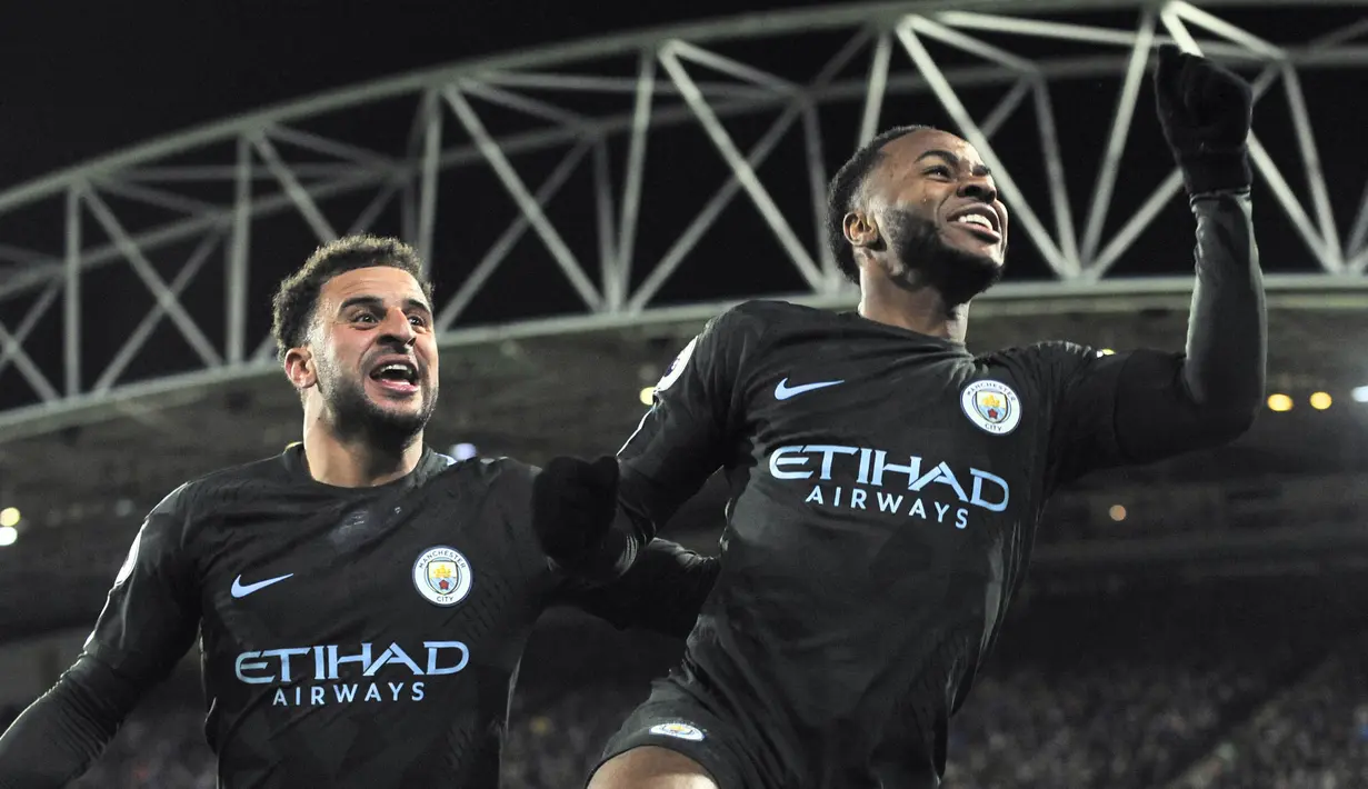 Gelandang Manchester City, Raheem Sterling, merayakan gol yang dicetaknya ke gawang Huddersfield pada laga Premier League di Stadion John Smith, Huddersfield, Minggu (26/11/2017). Huddersfield kalah 1-2 dari City. (AP/Rui Viera)