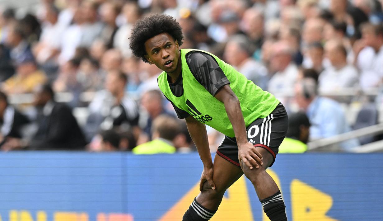 Willian merupakan pemain gaek asal Brasil yang pada musim ini kembali lagi ke Liga Inggris. Ia direkrut oleh Fulham dari Corinthians. Sebelumnya, penyerang 34 tahun itu pernah merasakan atmosfer kompetisi sepak bola di Negeri Tiga Singa tersebut dari tahun 2013 hingga 2021 bersama Chelsea dan Arsenal. (AFP/Glyn Kirk)