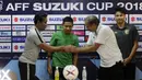 Pemain Timnas Indonesia, Evan Dimas, mendampingi Bima Sakti saat jumpa pers di Stadion Rajamangala, Bangkok, Jumat (16/11). Indonesia akan melawan Thailand pada laga Piala AFF 2018. (Bola.com/M. Iqbal Ichsan)