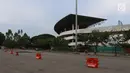 Mobil polisi terparkir di sekitar komplek Stadion Manahan, Solo, Selasa (7/11). Lokasi tersebut telah disiapkan panitia sebagai salah satu kantong parkir kendaraan tamu acara pernikahan Kahiyang Ayu dan Bobby Nasution. (Liputan6.com/Angga Yuniar)
