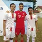 Legenda Bayern Munchen, Martin Demichelis, berfoto bersama dua bintang Persija Jakarta, Sandi Sute dan Rezaldi Hehanussa, di sela-sela seleksi Allianz Explorer Camp 2019 yang digelar di Stadion PSPT, Tebet, Jakarta Selatan, Minggu (23/6/2019). (Bola.net/Fitri Apriani)