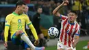 Brasil tampil mendominasi sejak peluit pertama dibunyikan dan beberapa kali mengancam gawang Paraguay yang dikawal Roberto Fernandez. (NELSON ALMEIDA/AFP)