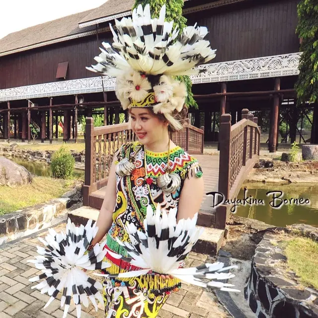 Baju Adat Dayak