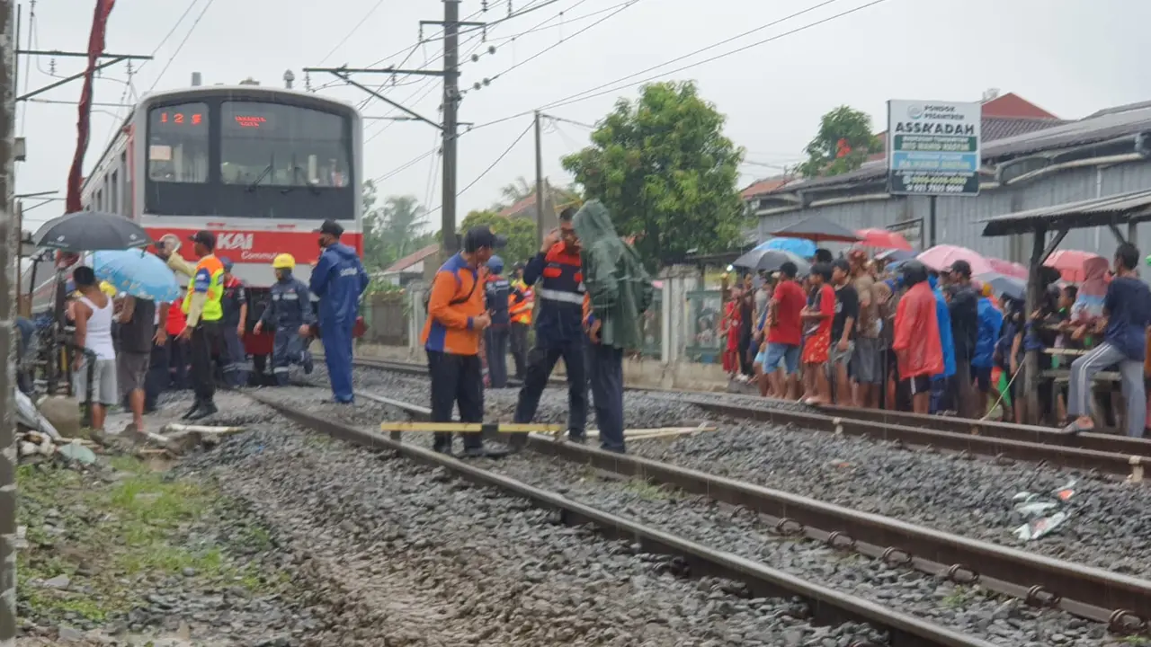Petugas gabungan mengevakuasi angkot yang tertabrak KRL di perlintasan tidak resmi Rawa Indah, Kecamatan Cipayung, Kota Depok. (Istimewa)