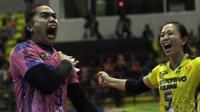 Pevoli PGN Popsivo, Aprilia Manganang, merayakan kemenangan atas Jakarta Pertamina Energi pada final Proliga 2019 di GOR Among Rogo, Yogyakarta, Sabtu (23/2). Popsivo menang 3-2 atas Pertamina. (Bola.com/Yoppy Renato)