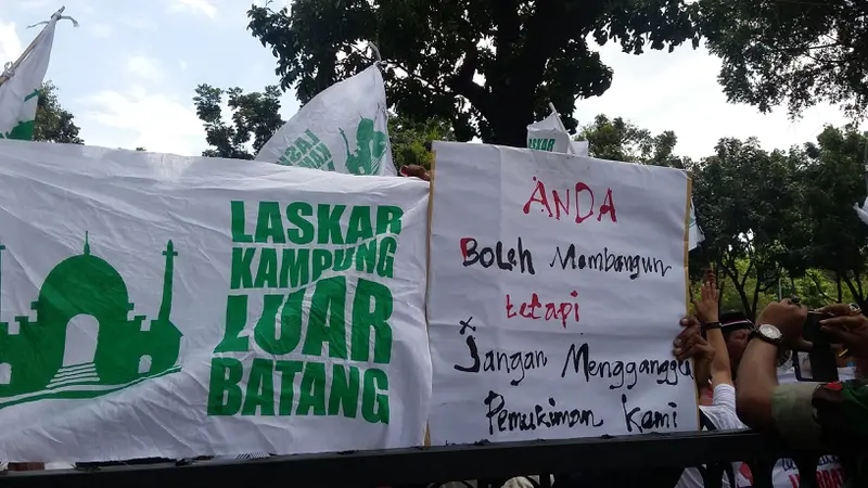 Ratusan Warga Luar Batang Geruduk Kantor Ahok