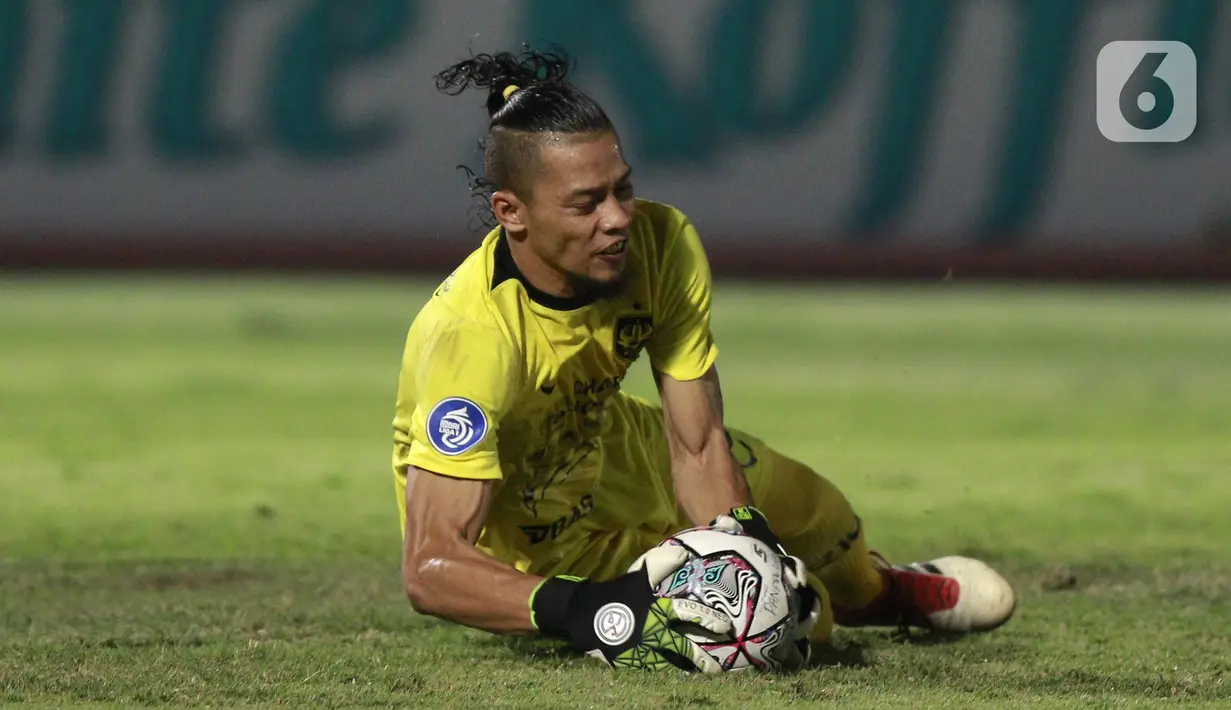 Kiper PSIS Semarang,Jandia Eka Putra, menangkap bola saat melawan Persija Jakarta pada laga BRI Liga 1 di Stadion Indomilk Arena, Tangerang, Minggu (12/9/2021). Pertandingan berakhir 2-2. (Bola.com/M. Iqbal Ichsan)