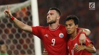 Pemain Persija, Marko Simic dan Novri Setiawan merayakan gol ke gawang Johor Darul Takzim pada lanjutan penyisihan Grup H Piala Asia 2018 di Stadion GBK, Jakarta, Selasa (10/4). Babak pertama Persija unggul 3-0. (Liputan6.com/Helmi Fithriansyah)