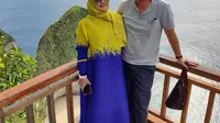 Wakil Walikota Palangka Raya Umi Mastikah berfoto bersama suaminya yang menduduki kursi Anggota DPRD Kalimantan Tengah HM Sriosako. (acebook/sriosako.sriosako)