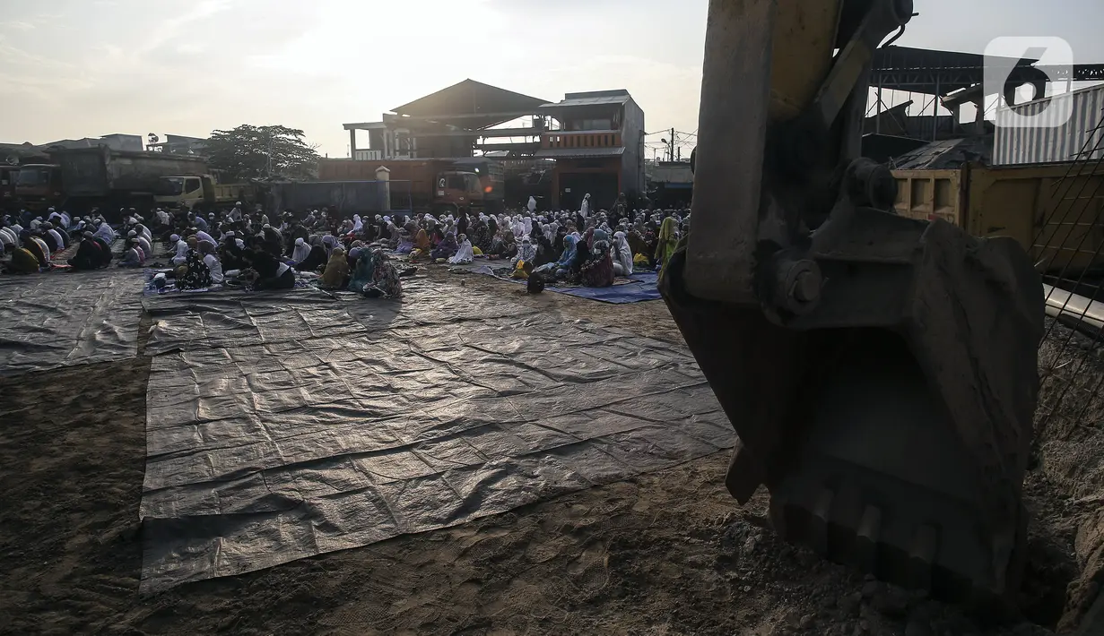 Suasana pelaksanaan salat Idul Adha 1442 H berjemaah di Kali Baru, Cilincing, Jakarta, Selasa (20/7/2021). Sejumlah warga tetap melaksanakan salat berjemaah meski Kementerian Agama menerbitkan surat edaran pelaksanaan salat Idul Adha di rumah masing-masing. (Liputan6.com/Johan Tallo)