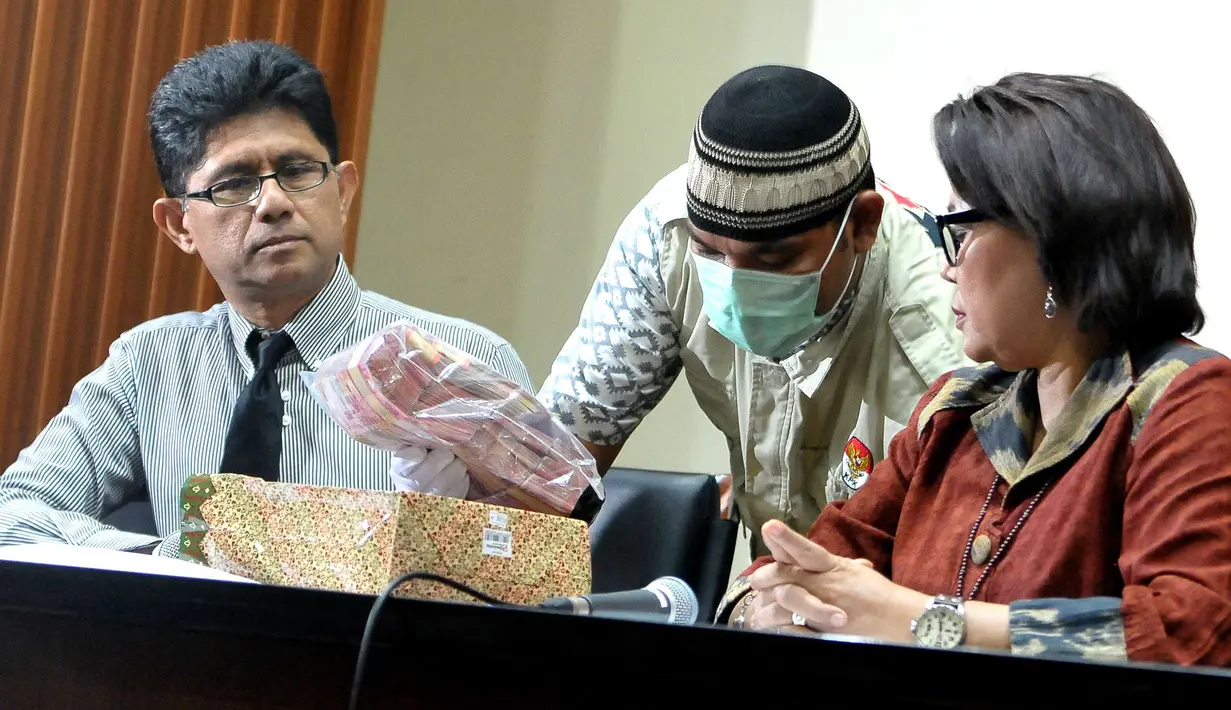 Pihak KPK menunjukan sejumlah uang barang bukti hasil Operasi Tangkap Tangan (OTT) yang melibatkan enam orang pejabat Jatim saat konfrensi pers di gedung KPK, Jakarta, Selasa (6/6). (Liputan6.com/Helmi Afandi)