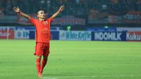 Selebrasi pemain Persija Jakarta, Riko Simanjuntak setelah mencetak gol penyeimbang 1-1 ke gawang Bhayangkara Presisi pada laga pekan ketiga BRI Liga 1 2023/2024 di Stadion Patriot Candrabhaga, Bekasi, Minggu (16/7/2023). Persija menang dengan skor 4-1. (Bola.com/M Iqbal Ichsan)