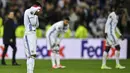 Sejumlah pemain Olympique Lyon tampak kecewa usai pertandingan melawan Ajax Amsterdam pada laga semifinal Liga Europa di Stadion Parc Olympique Lyonnais, Kamis (12/05/2017). Lyon menang dengan skor 3-1. (AFP/Jeff Pachoud)