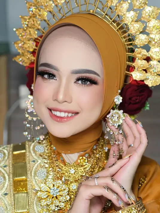 Penampilan Putri Isnari di momen Hantaran Uang Panai pun tampak mencuri perhatian netizen. Dirinya tampil dengan busana tradisional bernuansa cokelat dan emas dengan makeup flawless. (Liputan6.com/IG/@mrd_mua)
