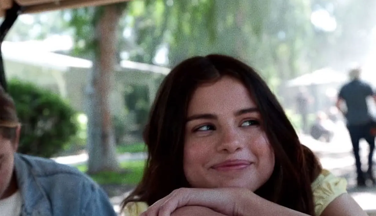 Selena Gomez tampak lebih muda dengan gaya rambut ini [instagram/selenagomez]