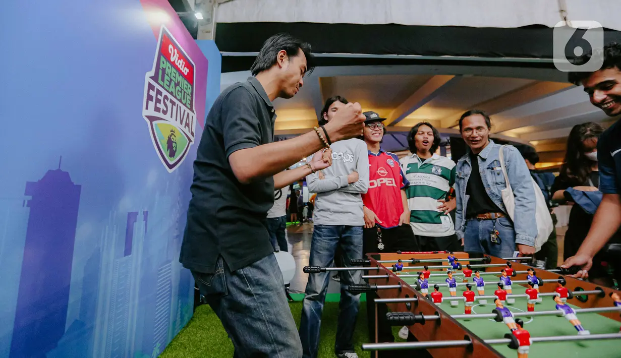 Pengujung menikmati fun games dalam acara Vidio Premier League Festival di Cilandak Town Square, Jakarta, Sabtu (5/8/2023). (Liputan6.com/Faizal Fanani)
