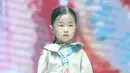 Model cilik menampilkan kreasi busana dalam sebuah peragaan busana di Hangzhou, China (24/8/2020). Peragaan busana tersebut diadakan sebagai bagian dari ajang China International Kids Fashion Week yang sedang berlangsung saat ini, menampilkan tren mode untuk pakaian anak-anak. (Xinhua/Chen Jianli)