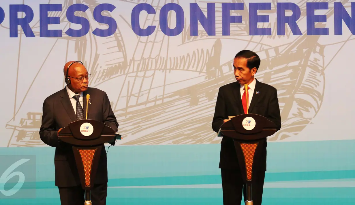 Presiden Afrika Selatan Jacob Zuma (kiri) saat menggelar konferensi pers hasil pertemuan para kepala negara dan pimpinan delegasi dalam rangkaian KTT Indian Ocean Rim Association (IORA) 2017 di JCC, Jakarta, Selasa (7/3). (Liputan6.com/Angga Yuniar)